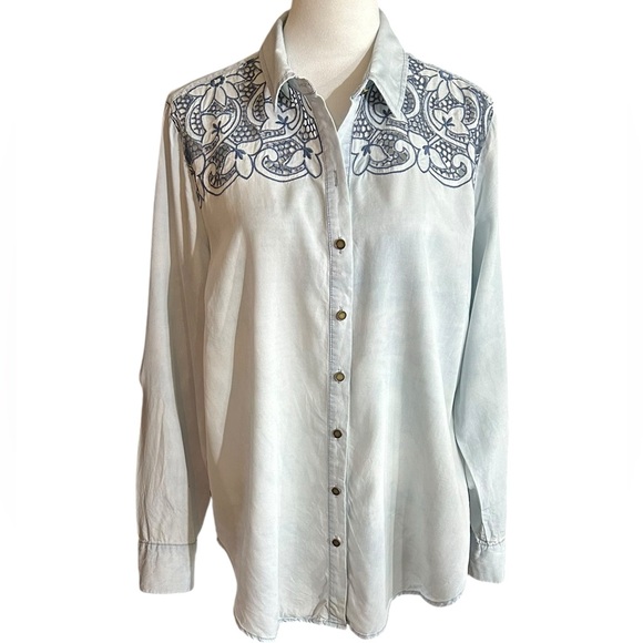 A very pretty Ariat shirt with intricate open stitch work on the front. - Picture 1 of 11